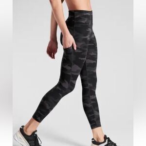 Athleta Gray Camouflage Print Ultimate Stash 7/8 Athletic Sport Pants M